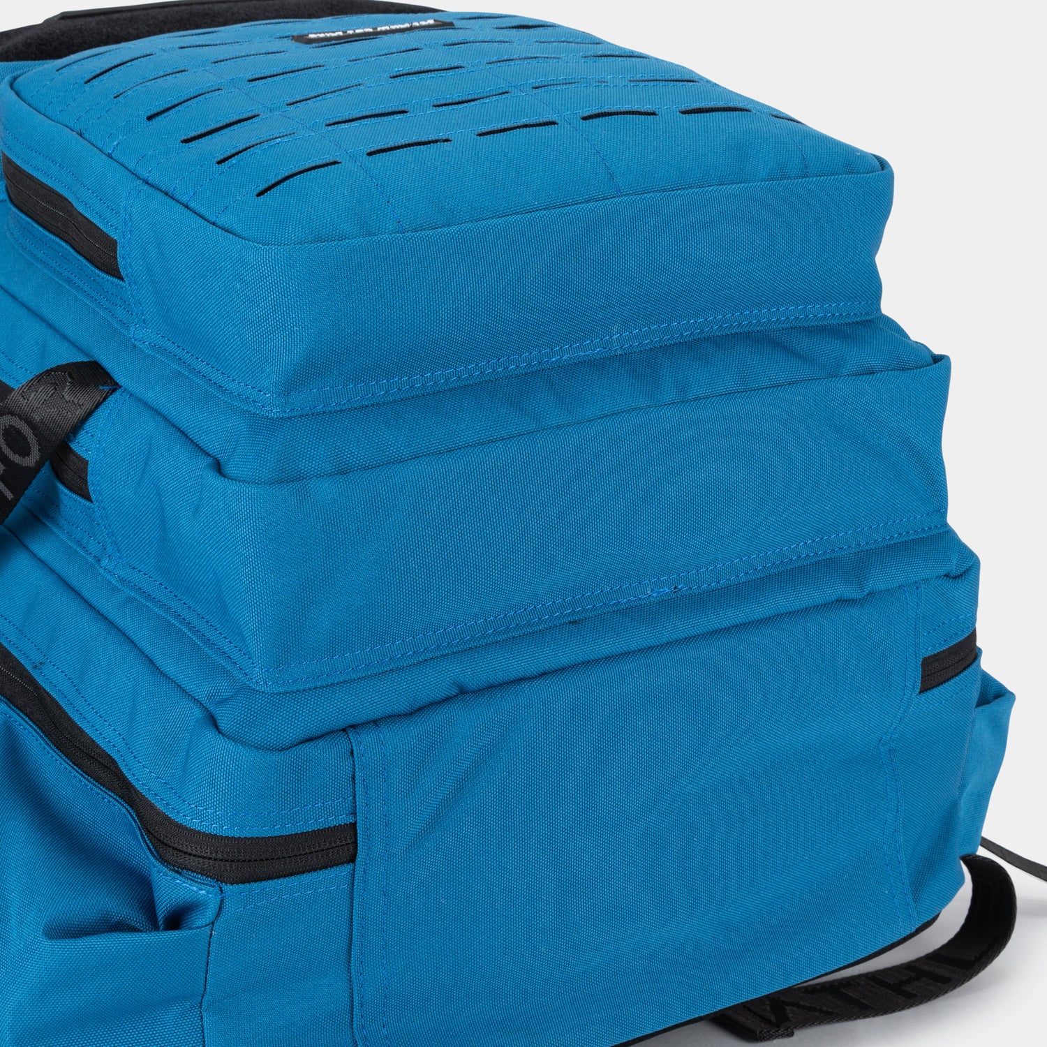Hundred Club Pastellblauer 45L-Rucksack