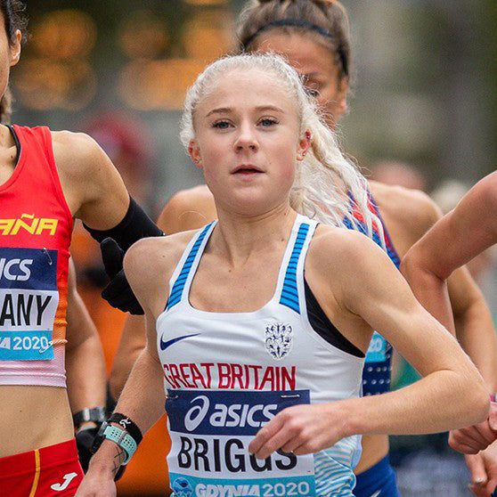 L'athlète britannique Becky Briggs a surmonté un trouble de l'alimentation pour courir un marathon en 2,29 secondes.