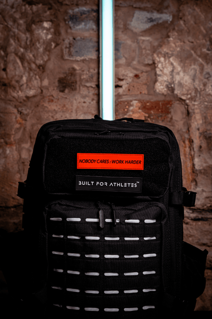 Écusson "Built for Athletes" Texte noir Dos rouge Personne ne s'en soucie : Work Harder Patch