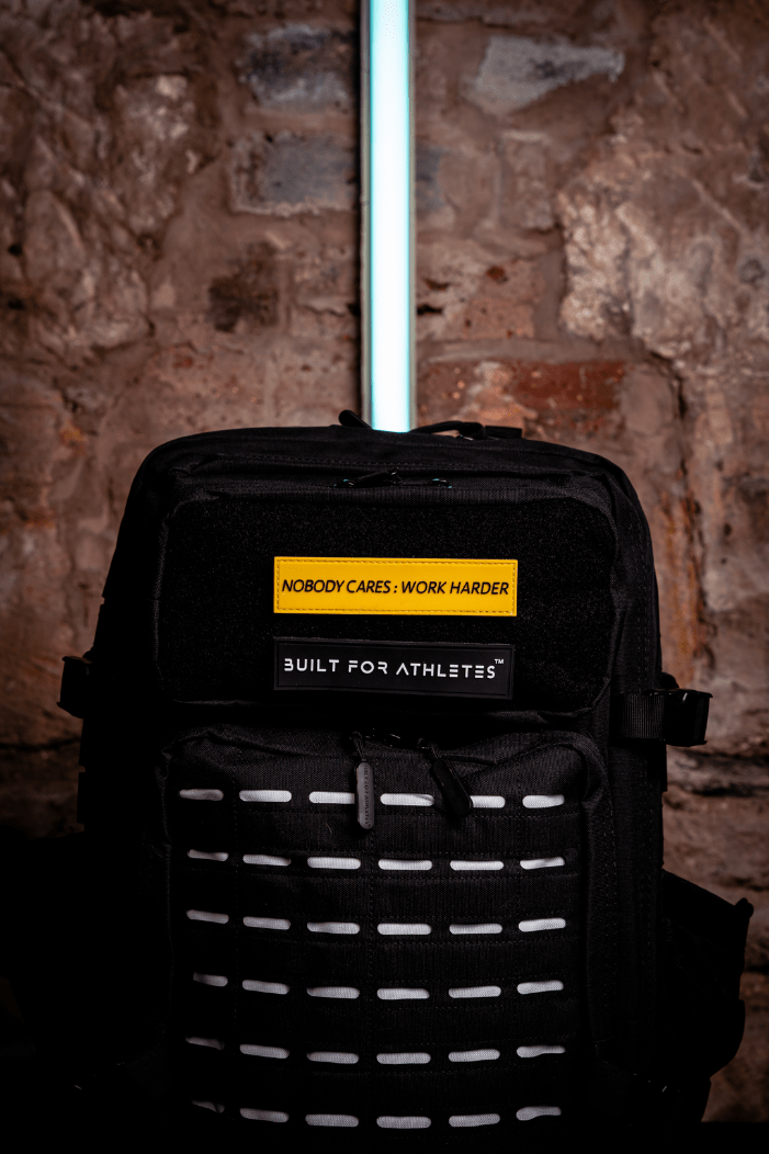 Écusson Built for Athletes Texte noir Dos jaune Personne ne s'en soucie : Work Harder Patch